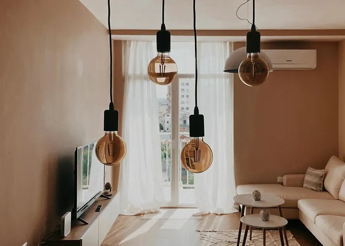 S T R E H E Z A * Tirana